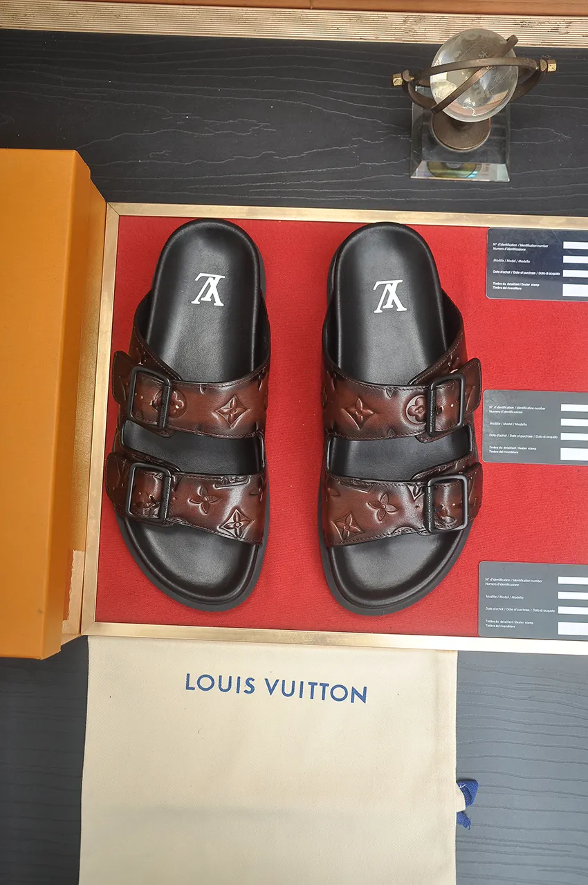 Men's shoes 💰400💶 [Louis Vuitton LV slippers] (high-end cowhide) counter 1:1 fashion style, a must-have for summer! The designer used LV’s iconic outsole. The original simple slippers instantly become fashionable! The upper is made of flexible special cowhide leather straps alternately, and the workmanship is exquisite! A must-have for stylish men in summer, size 38-45 (45 customized)